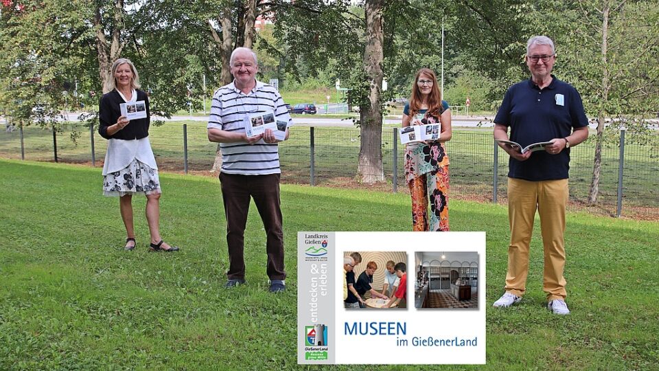 Gruppenfoto und Titelblatt der neuen Broschüre
