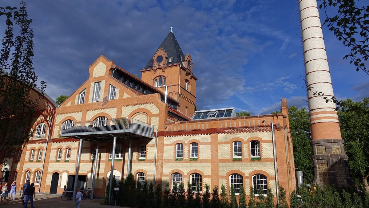 Bild des Alten Schlachthofs in Gießen von Westen, Backsteingebäude mit Uhrturm und Schornstein