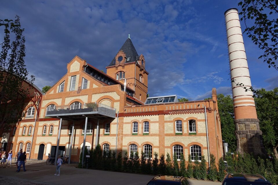 Bild des Alten Schlachthofs in Gießen von Westen, Backsteingebäude mit Uhrturm und Schornstein