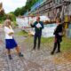Rundgang auf Hofgut Schmitte: Landrätin Anita Schneider, Dr. Wolfgang Lust, Geschäftsführer der LBI Holding, und Charlotte Bairstow von der Unteren Denkmalschutzbehörde (v.l.n.r., Foto: Landkreis Gießen)