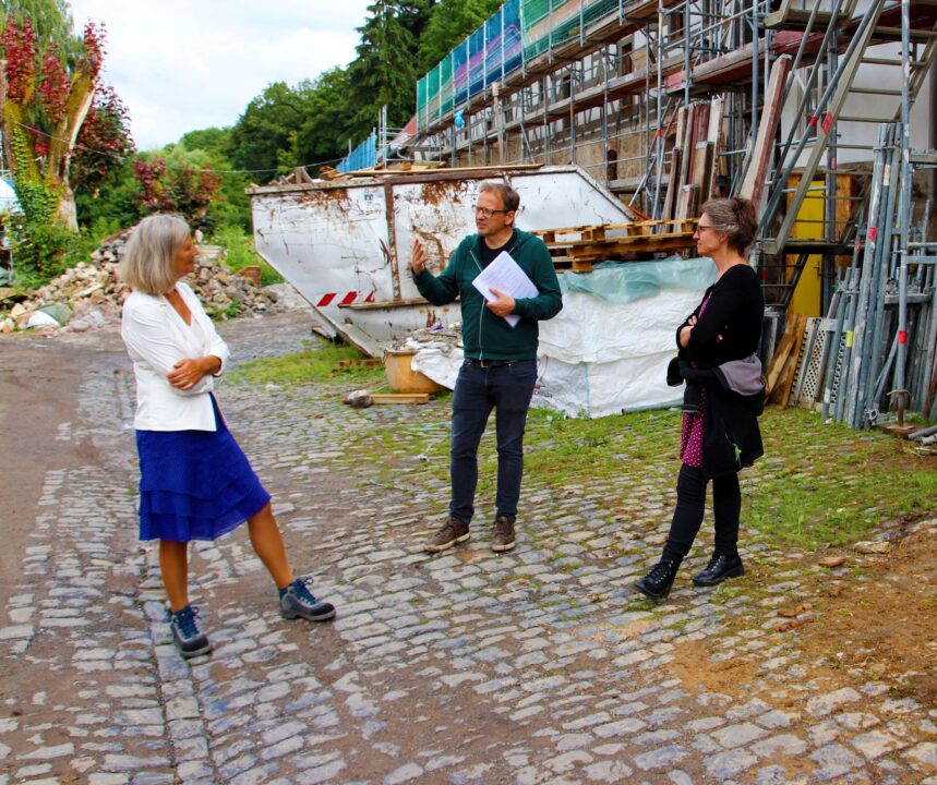 Rundgang auf Hofgut Schmitte: Landrätin Anita Schneider, Dr. Wolfgang Lust, Geschäftsführer der LBI Holding, und Charlotte Bairstow von der Unteren Denkmalschutzbehörde (v.l.n.r., Foto: Landkreis Gießen)