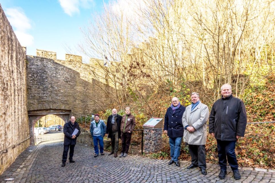 Gruppenbild am neuen Geopunkt am Eingang des Hinterlandmuseum Schloß Biedenkopf
