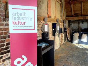 Die Brücker Mühle schlägt als Ankerpunkt der Route der Arbeits- und Industriekultur eine Brücke zwischen Vergangenheit, Gegenwart und Zukunft und wird so auch zu einem interaktiven Lernort. Hör- und Mitmachstationen machen das Müllerhandwerk dort begreifbar. (Foto: Landkreis Marburg-Biedenkopf)