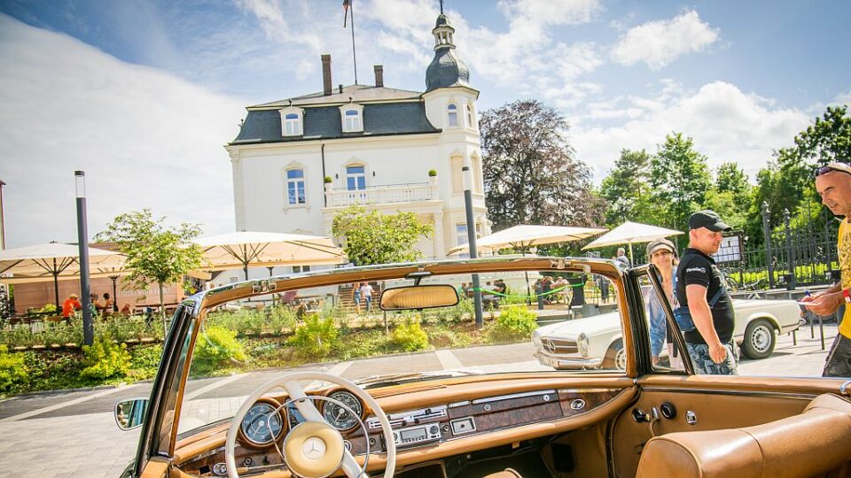 Oldtimer vor dem hôtel villa raab in Alsfeld
