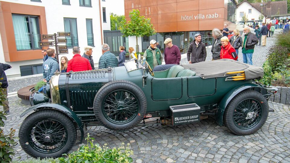 Oldtimer vor dem hôtel villa raab in Alsfeld