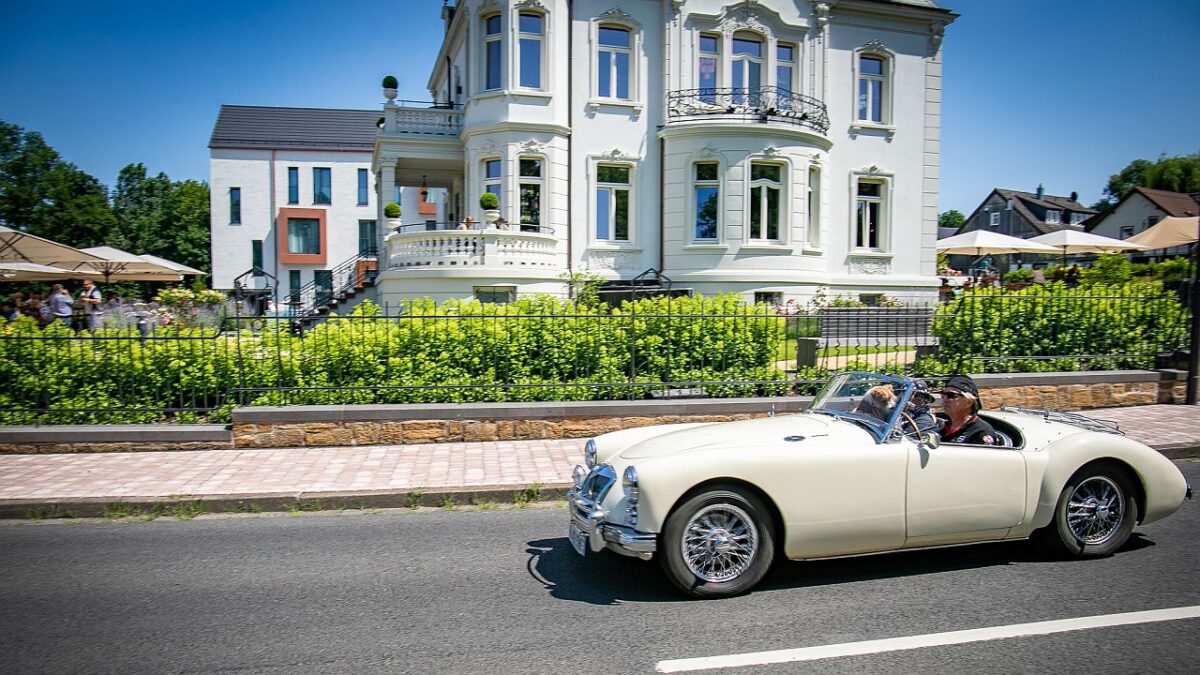 Oldtimer vor dem hôtel villa raab in Alsfeld