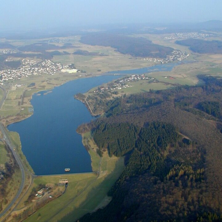 Der Aartalsee aus der Vogelperspektive – apropos: Viele Vögel fühlen sich im südöstlichen Biotop der Sperre sehr wohl und brüten hier sogar ihren Nachwuchs aus. (Foto: Lahn-Dill-Kreis)
