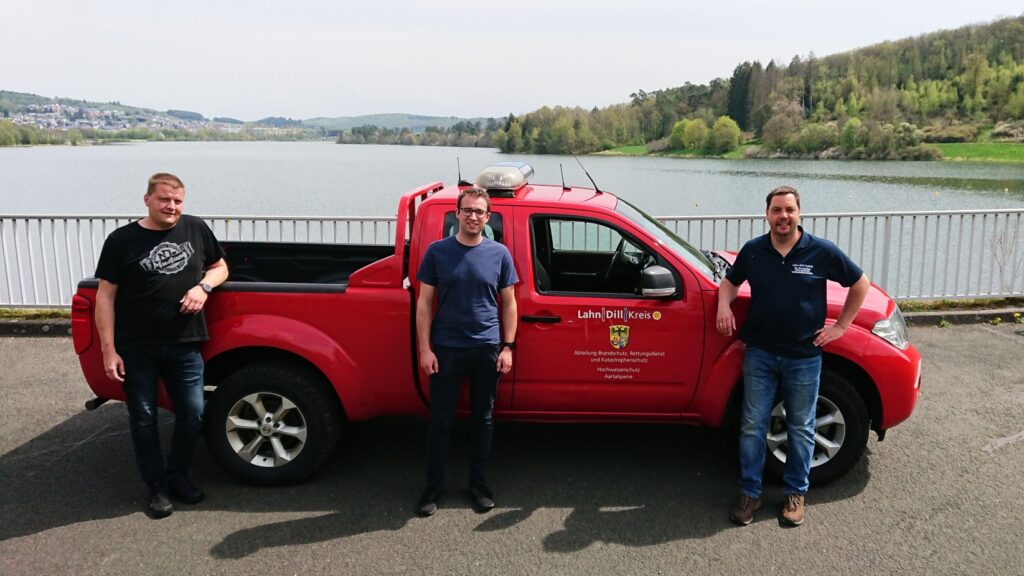Die Stauwärter Christoph Roth, Julian Lorenz und Patrick Will (v. l. n. r.) behalten den Wasserstand der Aartalsperre im Blick. Foto: Lahn-Dill-Kreis