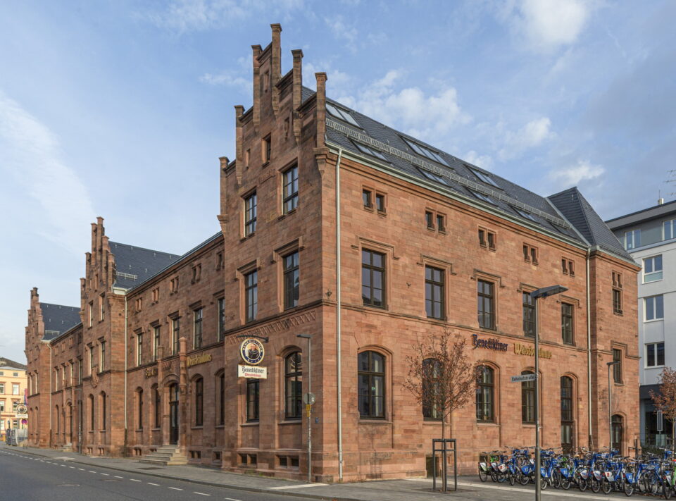Hauptfassade der Alten Post Gießen nach Sanierung (© Kai Laumann, Foto: Frank Schulte)