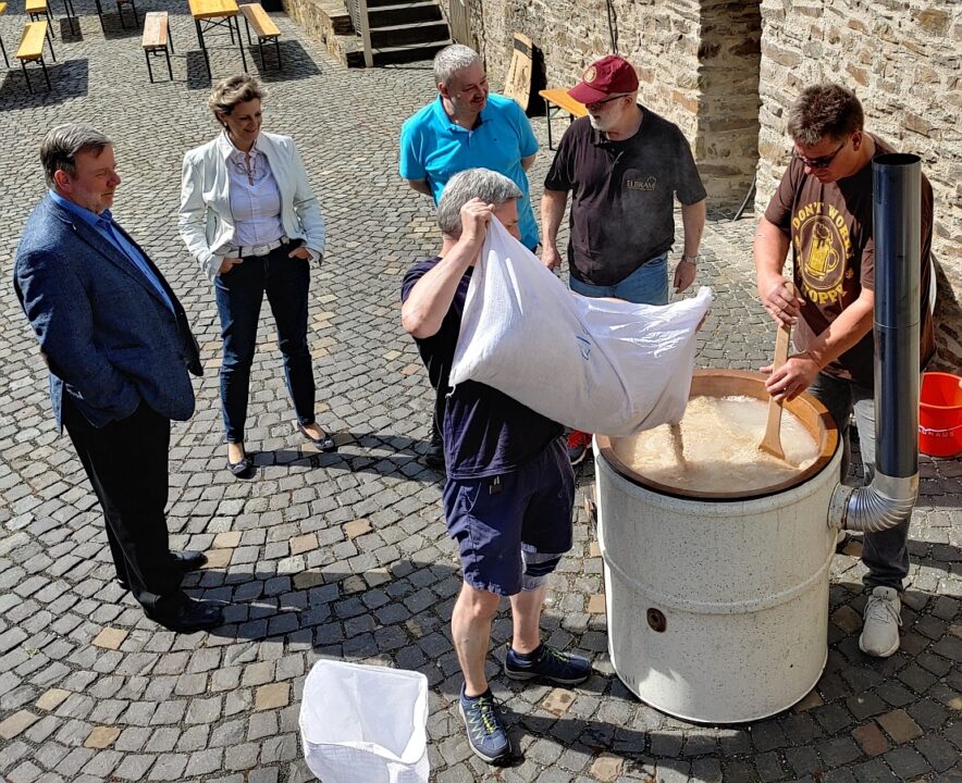 Zum Abschluss der Sonderausstellung können Interessierte thematisch passend im Schlosshof Bier verköstigen, welches dort am Museumstag gebraut wurde. (Foto: Landkreis Marburg-Biedenkopf)