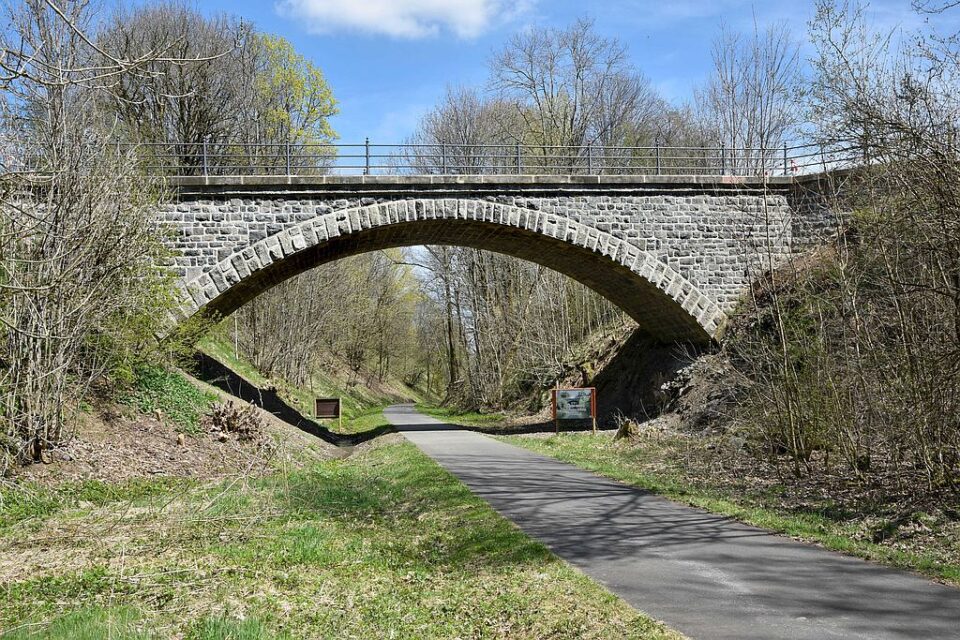 Die Historische Brücke in Grebenhain-Hartmannshain (Foto: Christine Krienke, Landesamt für Denkmalpflege Hessen LfDH)