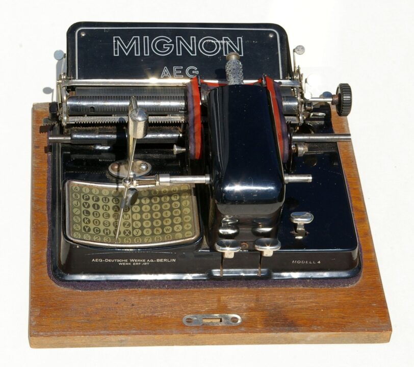 Die Zeigerschreibmaschine Mignon Typ 4 von AEG ist das Exponat des Monats September 2022 im Hinterlandmuseum. (Foto: Hinterlandmuseum)