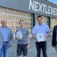 100.000 Euro für einzigartige VR-Spiele in Alsfeld: Wirtschaftsdezernent und Erster Kreisbeigeordneter Dr. Jens Mischak (rechts) und Matthias Steckenreuter von der Region Vogelsberg (links) übergaben einen Förderbescheid im Rahmen der ländlichen Regionalentwicklung an Thorsten Schneider (Zweiter von rechts) und Florian Schouler. Die beiden Unternehmer wollen Mitte Oktober VR-Spiele der US-Firma „Sandbox VR“ in Alsfeld anbieten und damit deutschlandweit Vorreiter sein. (Foto: Jennifer Sippel / Vogelsbergkreis)