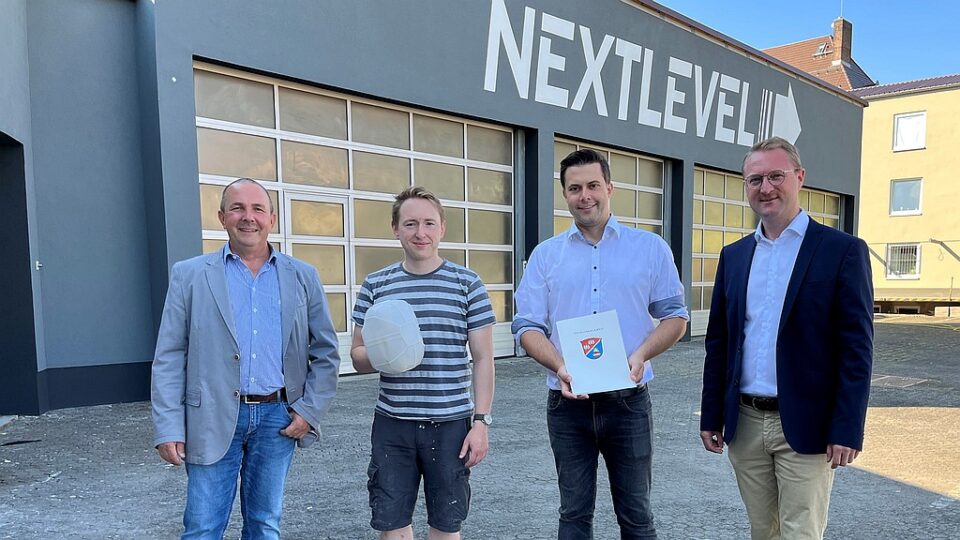 100.000 Euro für einzigartige VR-Spiele in Alsfeld: Wirtschaftsdezernent und Erster Kreisbeigeordneter Dr. Jens Mischak (rechts) und Matthias Steckenreuter von der Region Vogelsberg (links) übergaben einen Förderbescheid im Rahmen der ländlichen Regionalentwicklung an Thorsten Schneider (Zweiter von rechts) und Florian Schouler. Die beiden Unternehmer wollen Mitte Oktober VR-Spiele der US-Firma „Sandbox VR“ in Alsfeld anbieten und damit deutschlandweit Vorreiter sein. (Foto: Jennifer Sippel / Vogelsbergkreis)