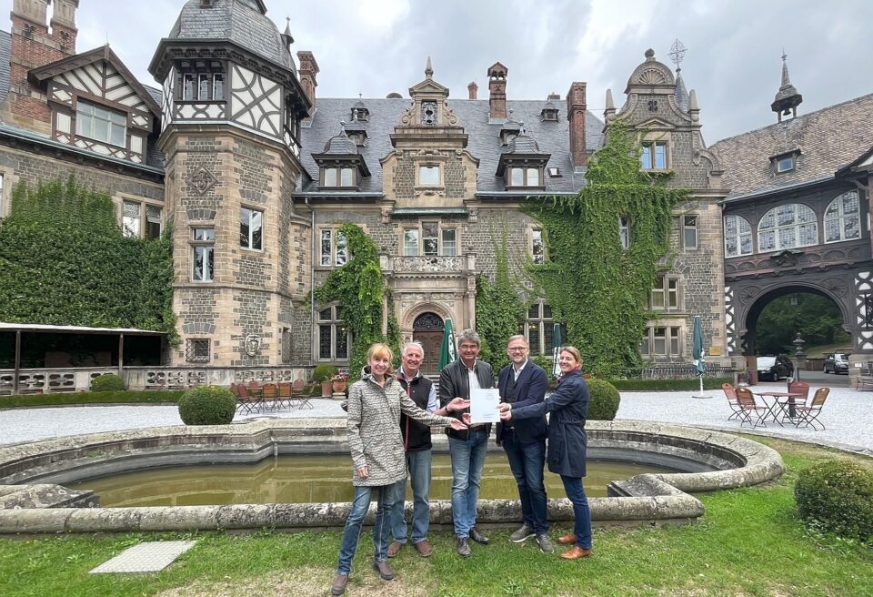 Der Weg ist das Ziel: Irike Seiler (Gemeinde Ebsdorfergrund), Rudolf Lehr (Oberhessischer Gebirgsverein Dreihausen), Bürgermeister Andreas Schulz, Landrat Jens Womelsdorf und Mena Söhlke (Landkreis, Fachdienst Kreisentwicklung) (v.l) freuen sich über die Förderung für den geplanten „SchlossGrundWeg“. (Foto: Gemeinde Ebsdorfergrund)