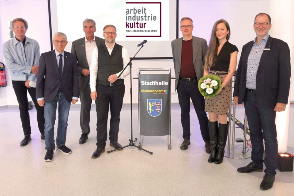 Bei der offiziellen Eröffnung der Route in Stadtallendorf: (v.li.): Dr. Jörg Probst (DIZ Stadtallendorf), Kreistagsvorsitzender Detlef Ruffert, Bürgermeister Christian Somogyi, Landrat Jens Womelsdorf, Prof. Dr. Christian Kleinschmidt (Philipps-Universität Marburg) sowie Anna Margarethe Becker und Dr. Markus Morr (beide Fachdienst Kultur und Sport des Kreises). (Foto: Landkreis Marburg-Biedenkopf/Regionalmanagement Mittelhessen/Manuel Heinrich)