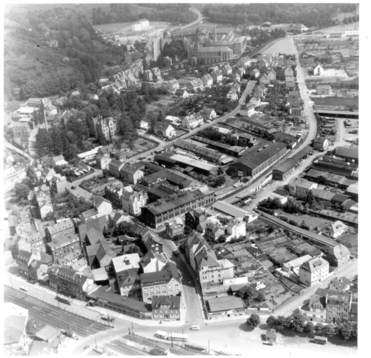 Die Limburger Südstadt: Die Luftaufnahme von 1957 macht deutlich, wie sich die Stadt jenseits der Bahnlinie gewandelt hat. Die Maschinenfabrik Scheid ist deutlich zu sehen, die Bebauung im Meilenstein steht am Beginn und vieles mehr. (Foto: Stadtarchiv Limburg)