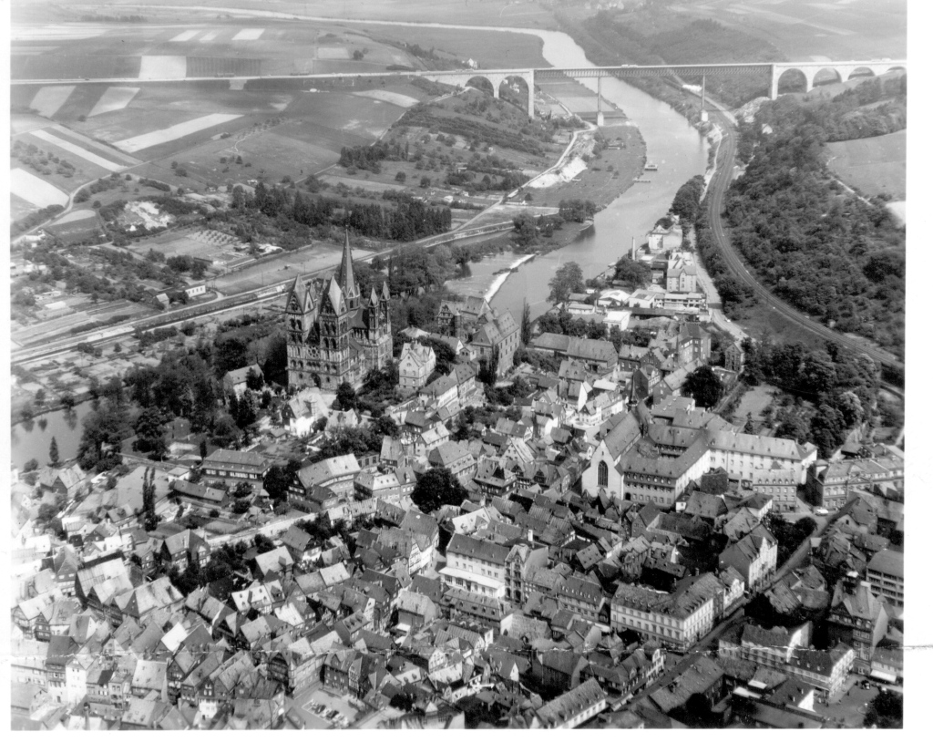 Limburger Altstadt mit Dom: Die Luftaufnahme von 1957 mit der Limburger Altstadt und dem Dom im Zentrum. Das Areal um die Stadtkirche zeigt noch viel von der historischen Bebauung und am Schleusenweg und der Seilerbahn gibt es noch keine Wohnbebauung. (Foto: Stadtarchiv Limburg)
