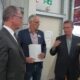 RP Dr. Christoph Ullrich (links) im Gespräch mit OptoTech-Firmengründer und Geschäftsführer Roland Mandler (Foto: RP Gießen)