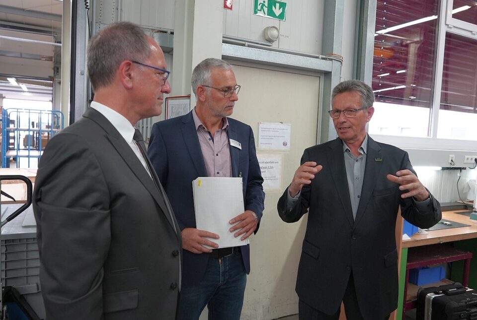 RP Dr. Christoph Ullrich (links) im Gespräch mit OptoTech-Firmengründer und Geschäftsführer Roland Mandler (Foto: RP Gießen)