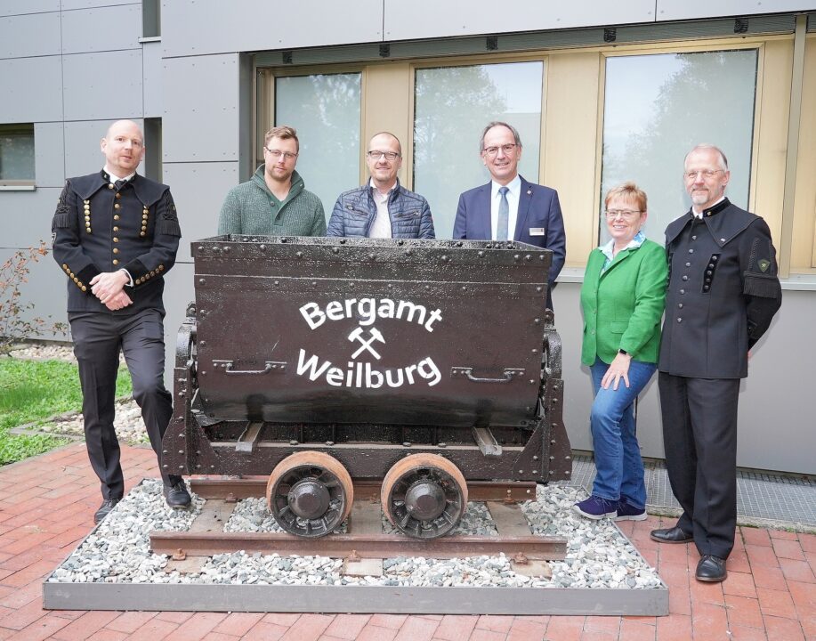 Freuen sich über die Rückkehr der Lore an den Standort an der Marburger Straße (von links): Hendrik Ebert (Dezernatsleiter Bergaufsicht), Tobias Dietz (Vorstand Förderverein Besucherbergwerk Fortuna e.V.), Reinhard Schönberger (Vorstand Förderverein Besucherbergwerk Fortuna e.V.), Dr. Christoph Ullrich (Regierungspräsident), Karin Ohm-Winter (Abteilungsleiterin Umwelt) und Ralf Ukleja (stellvertretender Dezernatsleiter Bergaufsicht - Foto: RP Gießen)