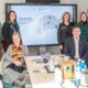 Gruppenbild der beteiligten Industriekultur-Macher vor einem Bildschirm mit den virtuellen Welten