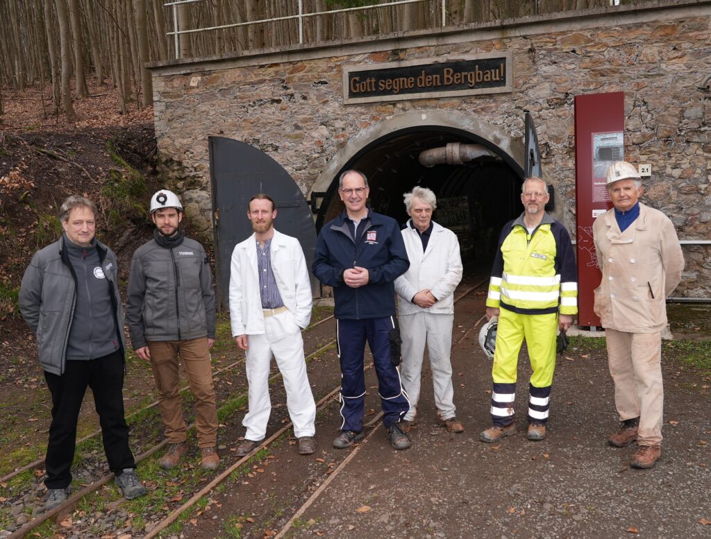Gruppenbild vor dem Stollenmundloch (v.l.): Michael Volkwein, Matthias Baum, Chris Freiling, Regierungspräsident Dr. Christoph Ullrich, Dietmar Czichowlass, Ralf Ukleja und Claus Morgenstern (Foto: RP Gießen)