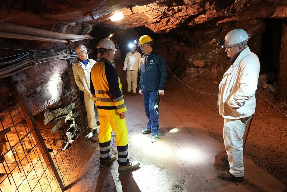 Fachgespräch unter Tage während der vierstündigen Abnahme in der Grube Fortuna. (Foto: RP Gießen)