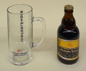 Bierglas und Bierflasche des Hinterländer Brauhauses. Das Exponat des Monats im Hinterlandmuseum erinnert an das traditionsreiche Brauhandwerk. (Foto: Hinterlandmuseum)