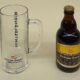 Bierglas und Bierflasche des Hinterländer Brauhauses. Das Exponat des Monats im Hinterlandmuseum erinnert an das traditionsreiche Brauhandwerk. (Foto: Hinterlandmuseum)