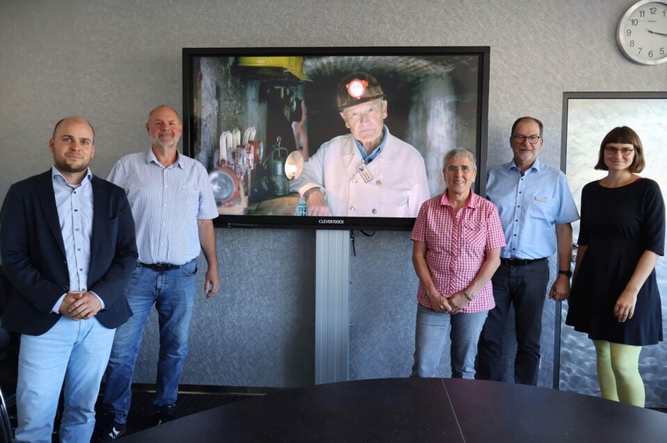 Freuen sich gemeinsam über das Ergebnis des Projektes „Geschichten zum Staunen“: Bad Endbachs Bürgermeister und Vorsitzender der Region Lahn-Dill Bergland, Julian Schweitzer, Jörg Wegerhoff vom Naturpark Lahn-Dill-Bergland, Marion Klein, Regionalmanagerin Lahn-Dill-Bergland, Dr. Markus Morr, Fachdienstleiter Kultur und Sport des Kreises, und Theresa von Malotki von der der Marburg Stadt & Land Tourismus GmbH (v.l.). Auf dem Bildschirm ist Joachim Hartmann, Protagonist des Videos „Scheldetal“, zu sehen. (Foto: Landkreis Marburg-Biedenkopf/Stefanie Hartwich)
