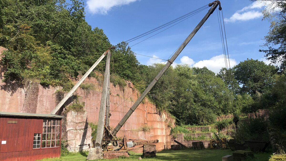 Der Holz-Derrick-Kran und die Steinschrämmaschine im Steinbruch Michelnau