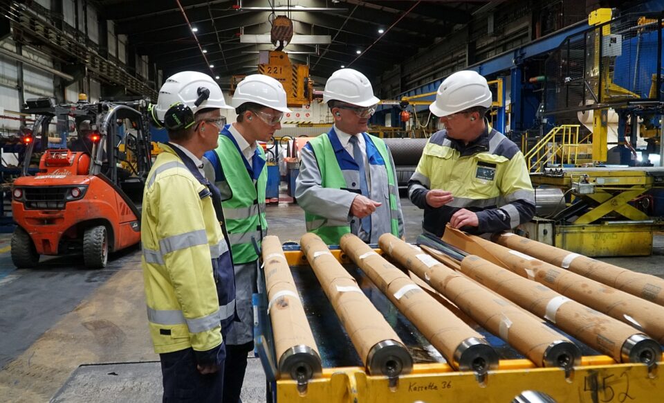 Florian Morell, Christian Piterek, Dr. Christoph Ullrich und Patrick Vogel während des Rundgangs durch das Kaltwalzwerk von Outokumpu in Dillenburg. (Foto: RP Gießen)
