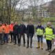 Besichtigen gemeinsam die Rollschiff-Baumaßnahme (v.l.): Patrick Kleinmann, Ralf Haas, Michael Negasi, Marco Müller, Alexander Erbe, Roger Schmidt, Bürgermeister Dr. Johannes Hanisch, Michael Kühn und Andreas Geis (Foto: Stadt Weilburg)