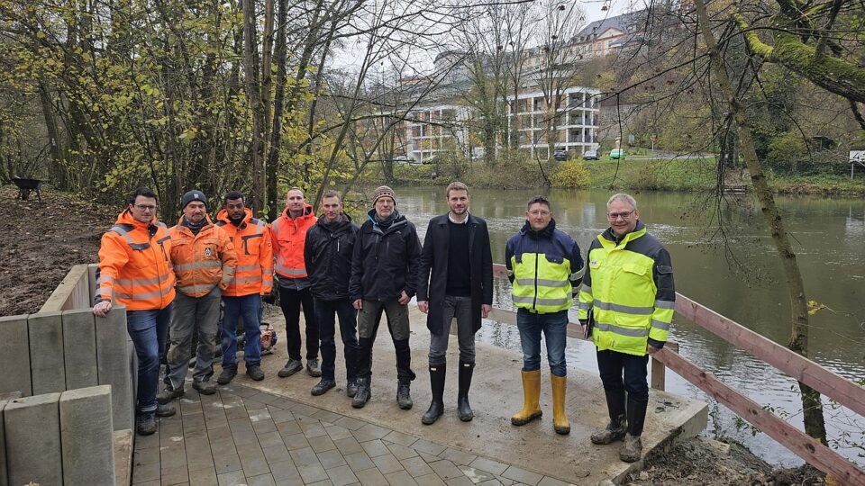 Besichtigen gemeinsam die Rollschiff-Baumaßnahme (v.l.): Patrick Kleinmann, Ralf Haas, Michael Negasi, Marco Müller, Alexander Erbe, Roger Schmidt, Bürgermeister Dr. Johannes Hanisch, Michael Kühn und Andreas Geis (Foto: Stadt Weilburg)