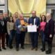 Überreichung des Landesehrenbriefs im Lahn-Marmor-Museum in Villmar (von links): Rudolf Conrads (Vorsitzender Stiftungsbeirat), Hermann Hepp (Vorsitzender Stiftungsvorstand), Johanna und Maximilian Behr, Wolfgang Behr, Landrat Michael Köberle, Franziska Behr und Vereinsvorsitzende Ursula Alban