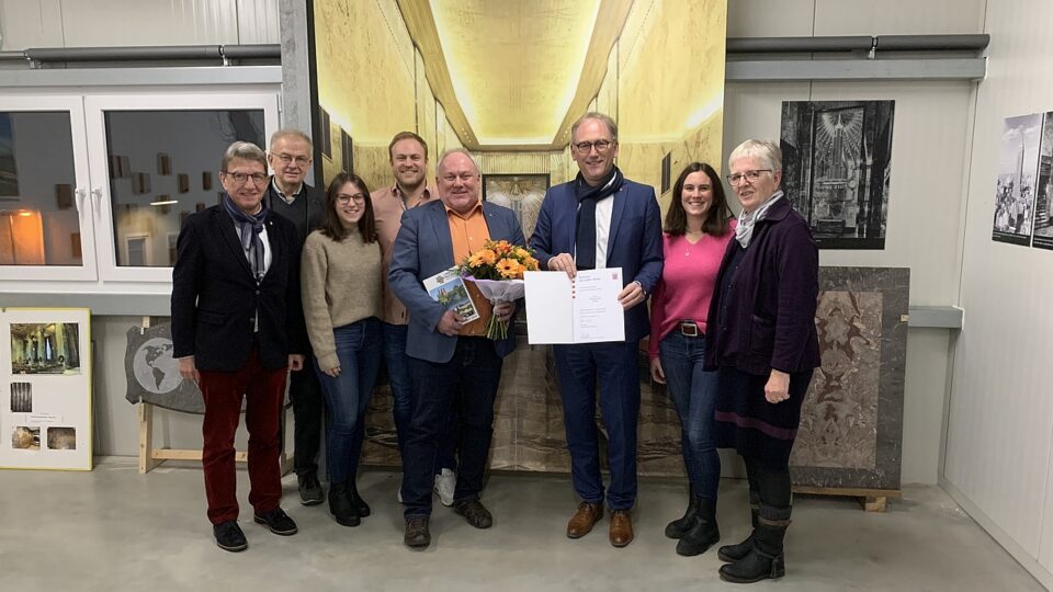 Überreichung des Landesehrenbriefs im Lahn-Marmor-Museum in Villmar (von links): Rudolf Conrads (Vorsitzender Stiftungsbeirat), Hermann Hepp (Vorsitzender Stiftungsvorstand), Johanna und Maximilian Behr, Wolfgang Behr, Landrat Michael Köberle, Franziska Behr und Vereinsvorsitzende Ursula Alban