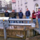 Anlagenbetreiber Eduard Windmeier erläutert den Gästen von der THM an der Klinkel'schen Mühle den Wasserzufluss zur Turbine und den gerade aktiven Rechenreiniger (Foto: Technische Hochschule Mittelhessen)